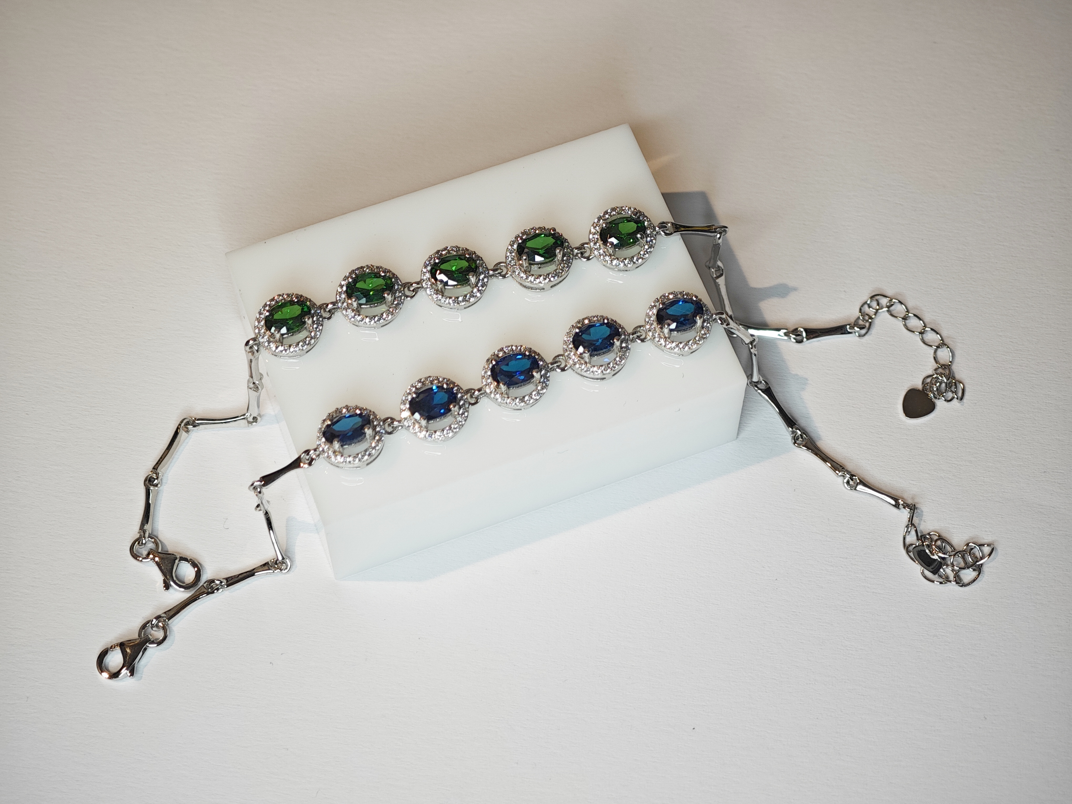 Rh.sølv armbånd m. 5 grøn/blå cz