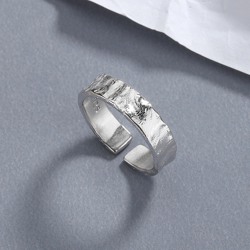 Rhod. sølv ring m.hamret overflad 5mm