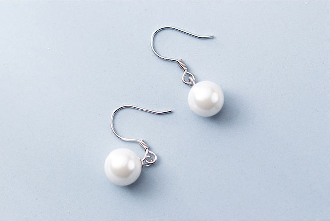 Sølv ørehæng m. hvid kunst perler