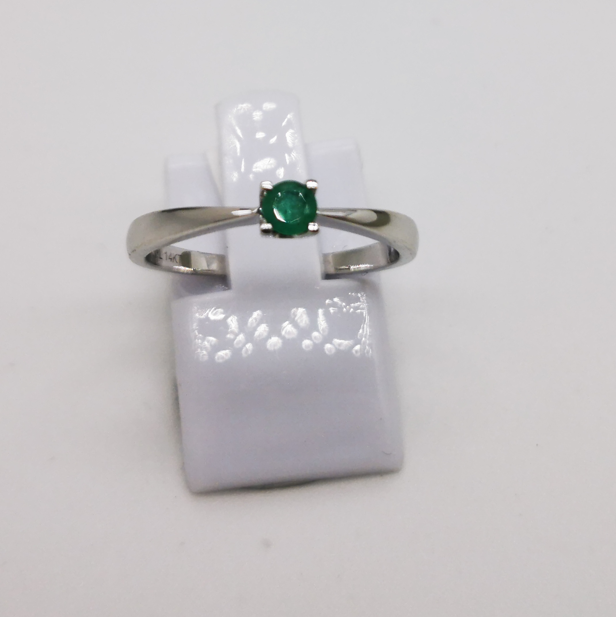 0,10 ct smaragd i 14 karat hvidguld ring